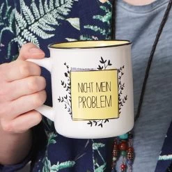 Tasse Nicht Mein Problem Emaille-Optik In Weiß/Gelb - 400 Ml -Küchenbedarf Geschäft geda labels tasse nicht mein problem emaille optik in weiss gelb 400 ml 1