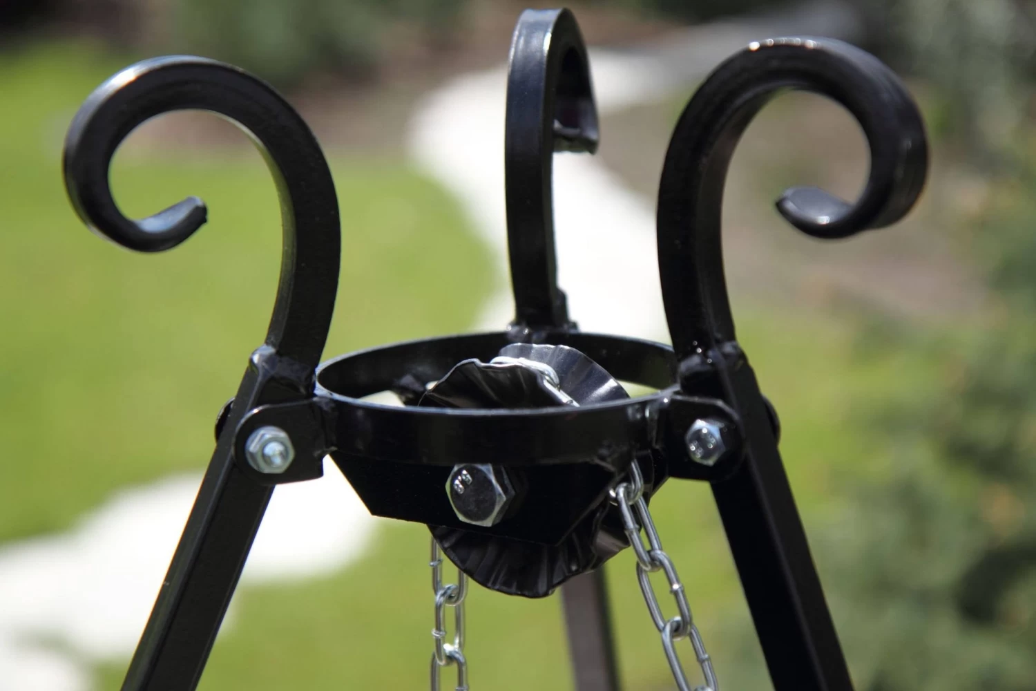 Dreibein-Schwenkgrill THORN In Schwarz 6 Dreibein-Schwenkgrill THORN In Schwarz – Bild 4